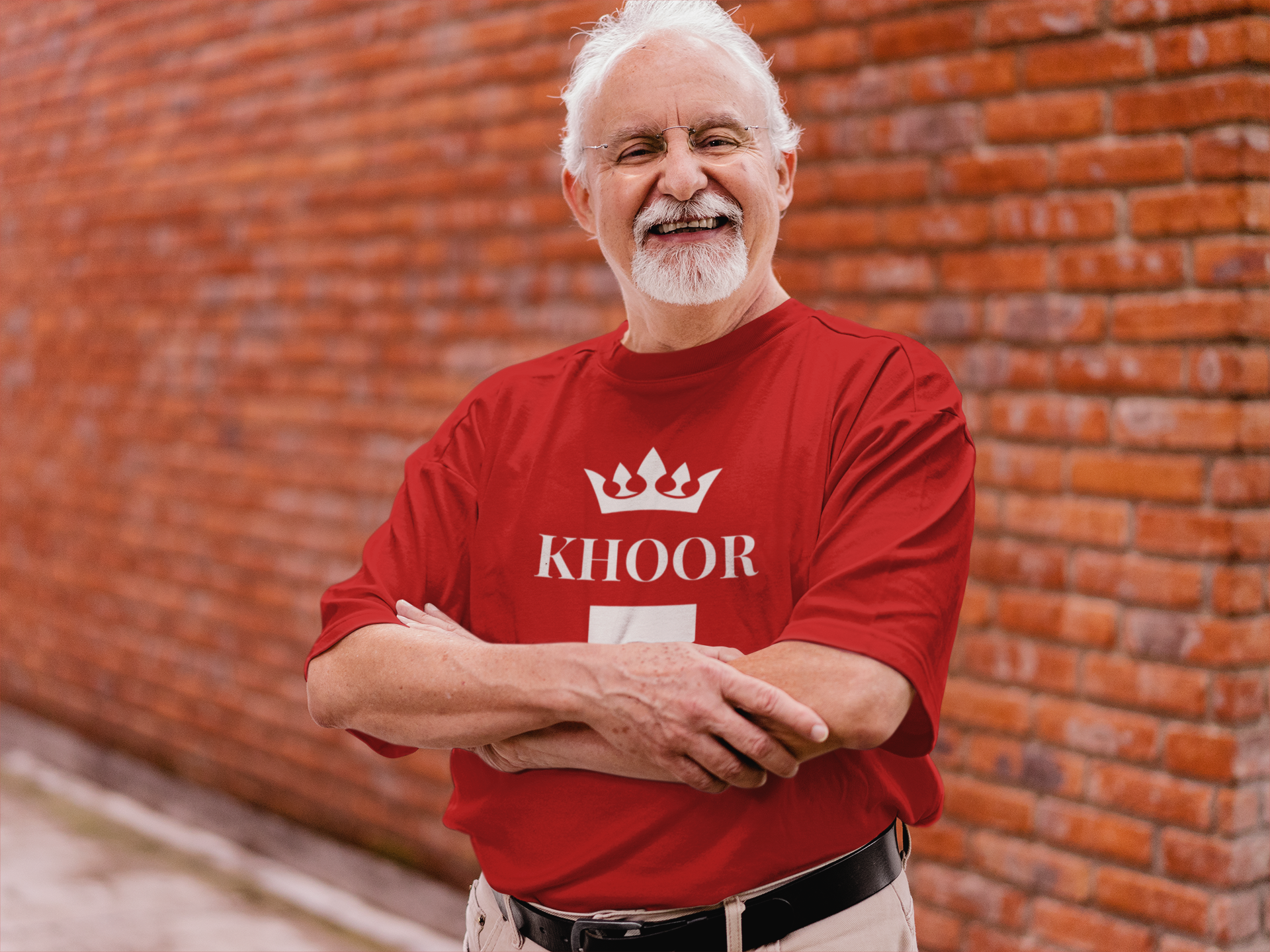 guy wearing khoor t shirt